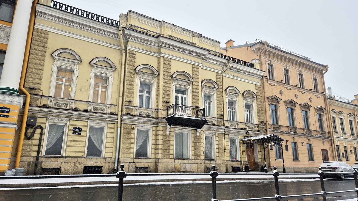 Набережная, на которой стоит особняк, не случайно называется Английской. В 18 веке здесь причаливали британские суда, а многими домами владели англичане. Листайте галерею, чтобы увидеть ещё фото