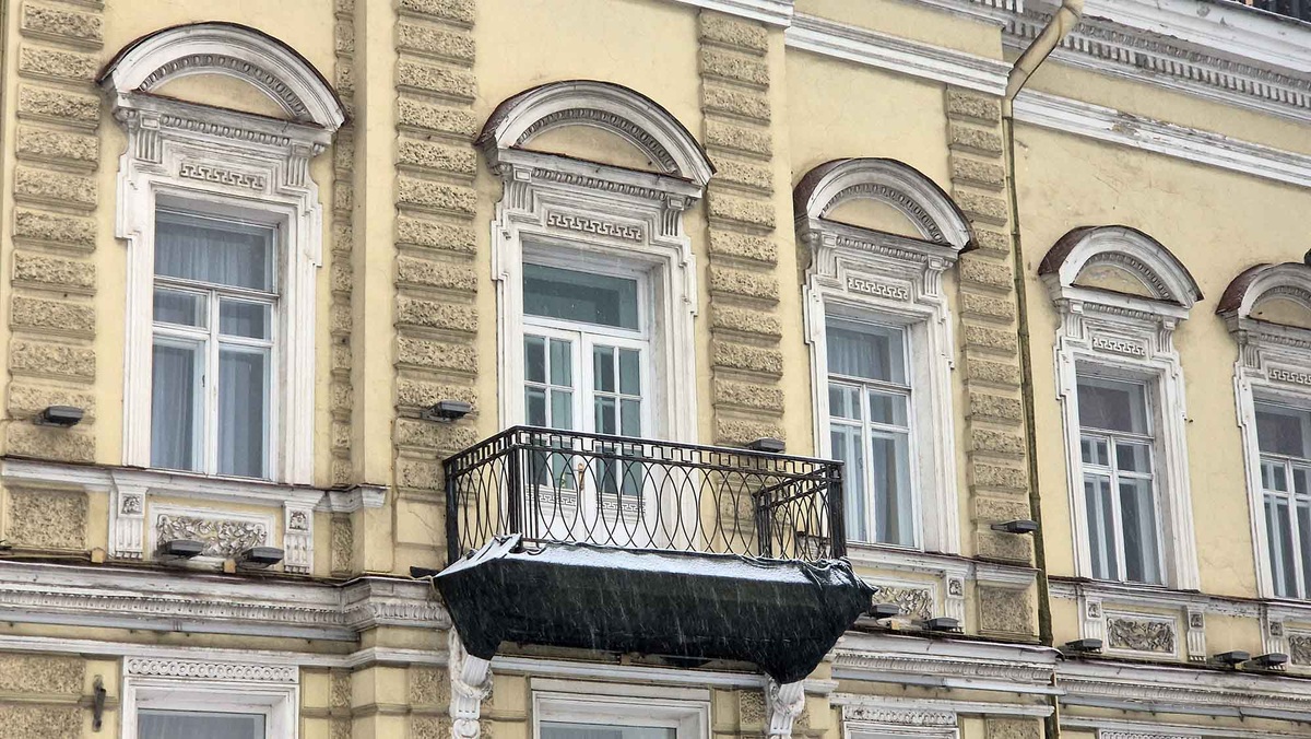 Снаружи кажется что это небольшой двухэтажный особняк. Но внутри можно легко заблудиться