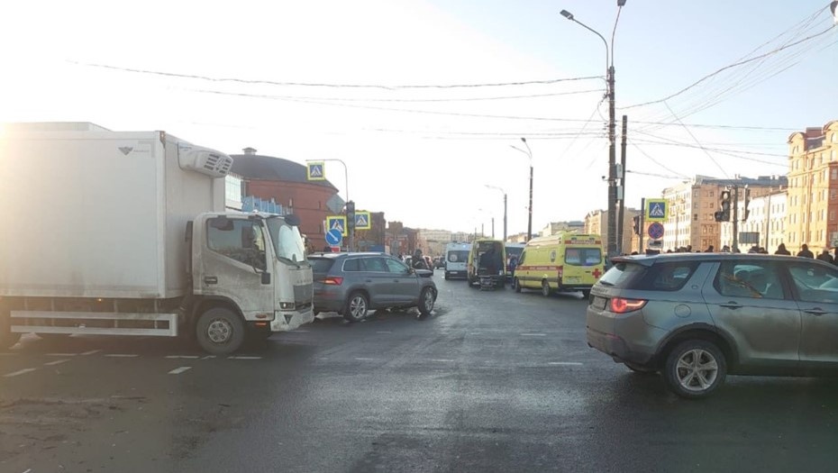    Обстановка на набережной Обводного канала в Петербурге после ДТП с утонувшим автомобилем "Мерседес", январь 2025 года. Автор фото: Пресс-служба ГУ МВД по Петербургу и Ленобласти