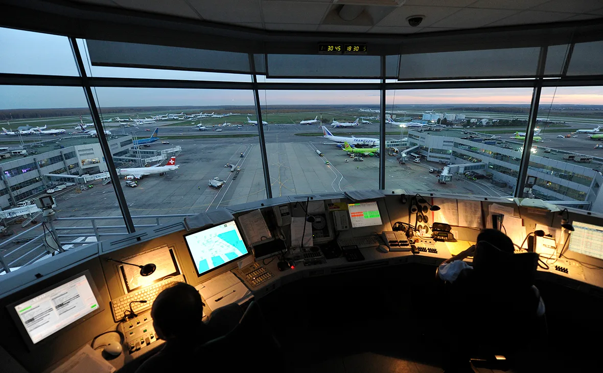 Авиадиспетчеры международного аэропорта Домодедово (Москва). 