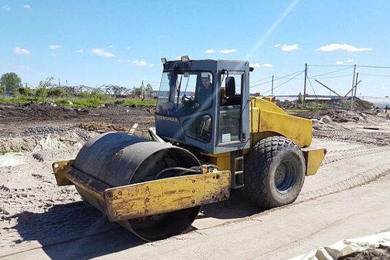 Утрамбовываем грунт под плитный фундамент