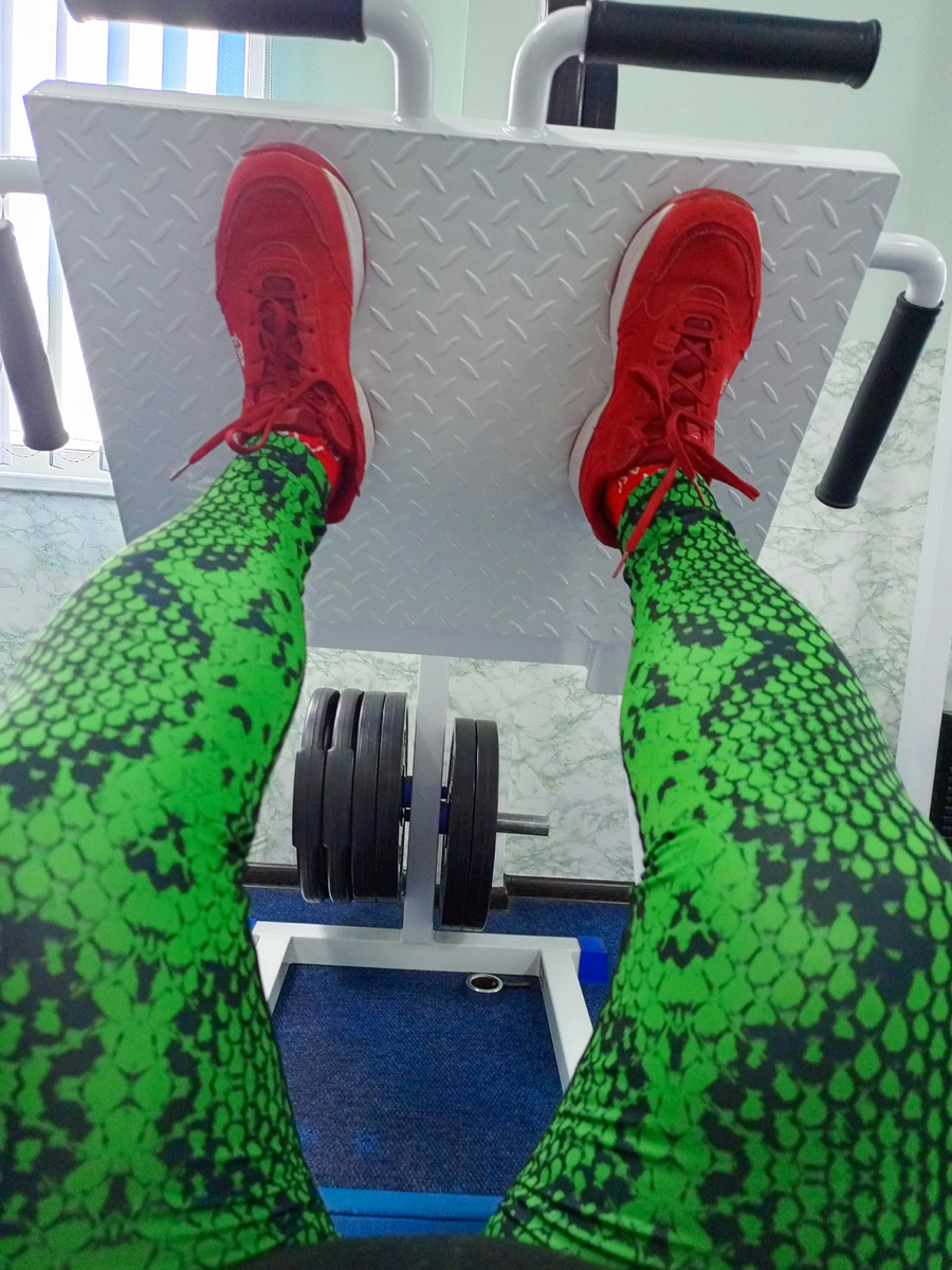 При опускани, колени- в стороны! Бережем суставы!