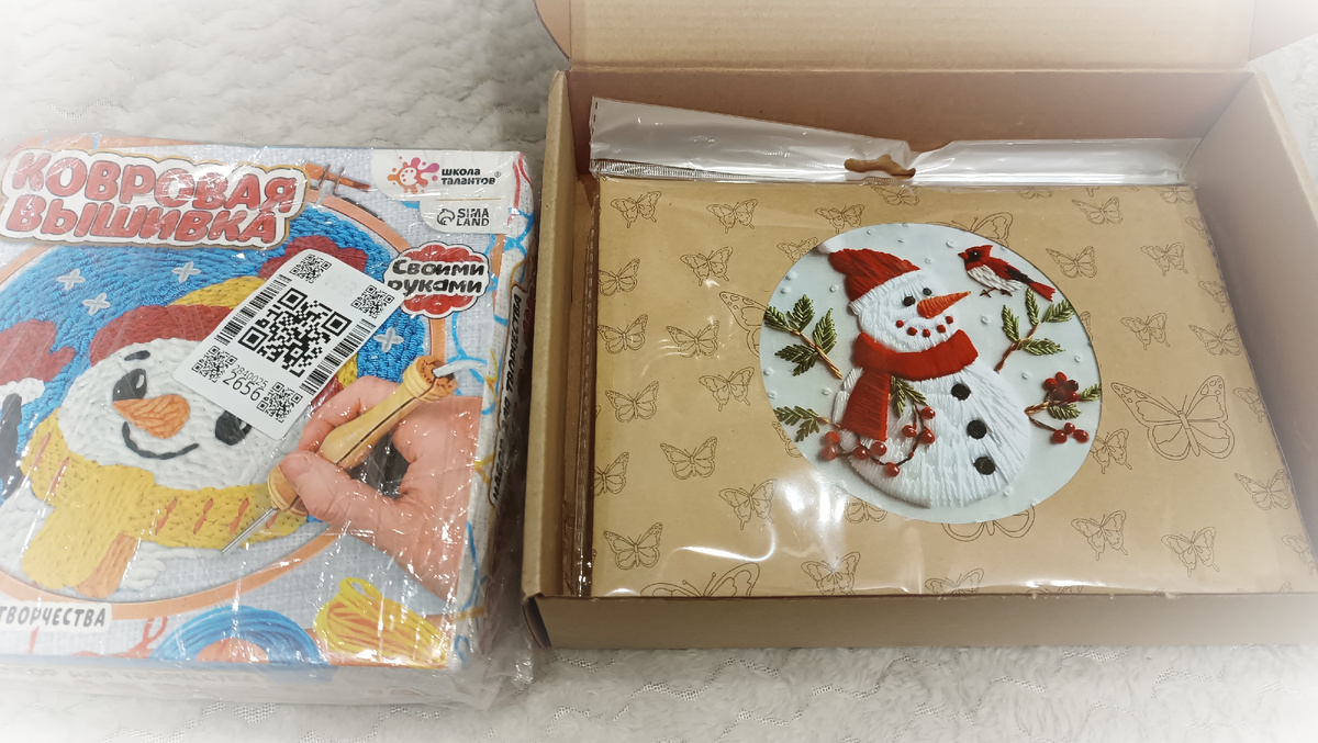 Обе работы предлагается оставить на пяльцах.