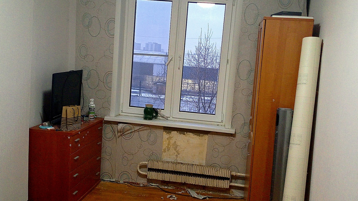 На фото не передать всех косяков. Но они ужасны! После высыхания, эти обои становятся грубые как картон и скукоживаются...