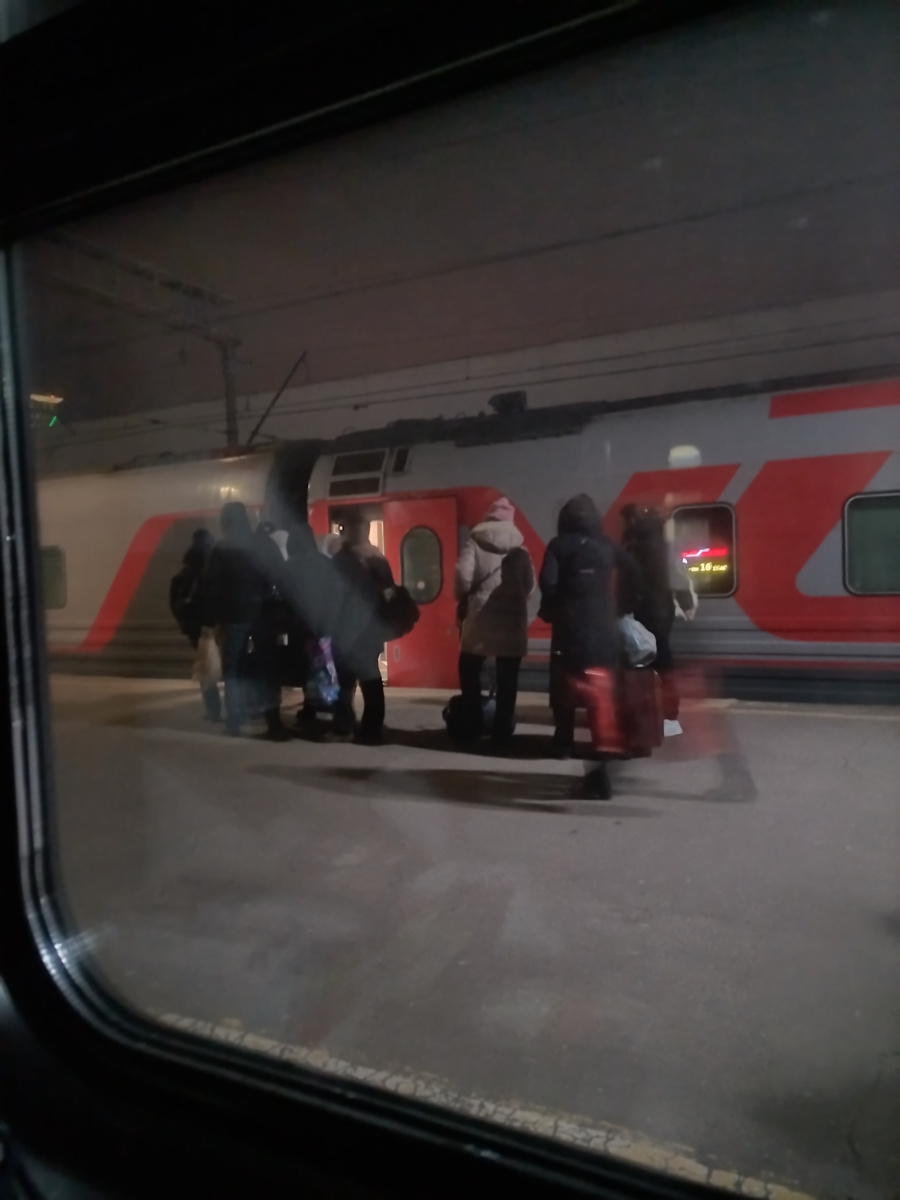 В Москве на вокзале, сижу ужинаю перед посадкой и наблюдаю за пассажирами поезда напротив 