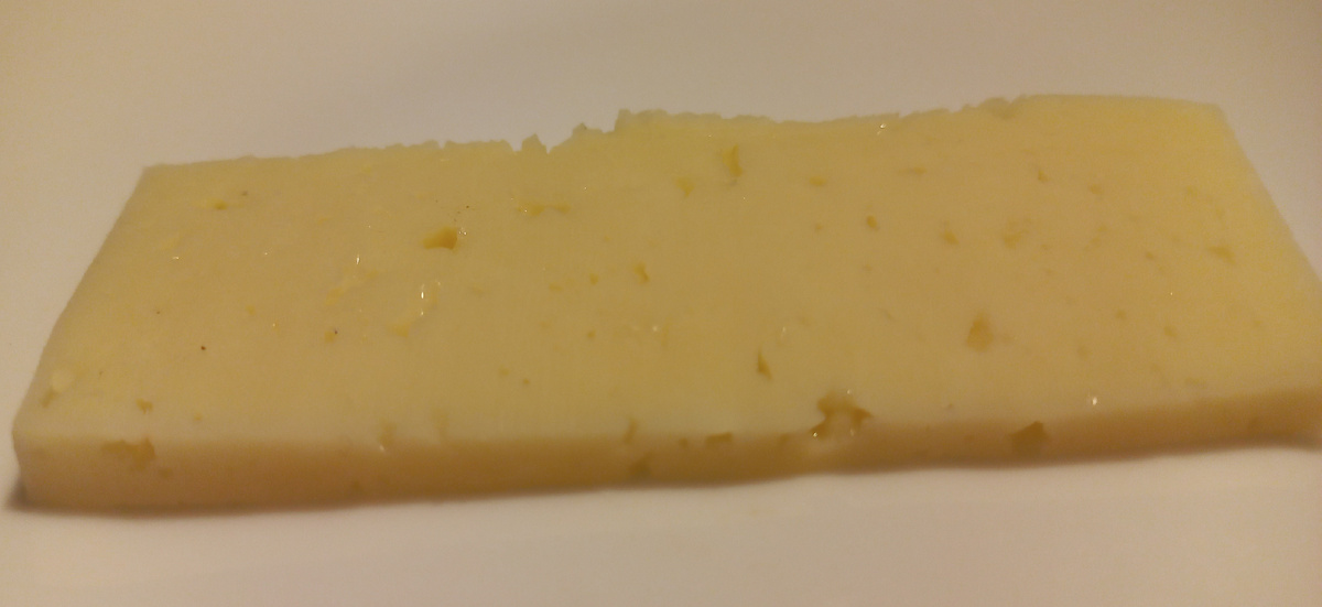 Это сыр "Светаево "Российский". На вкус - как обычный российский, есть мелкие дырочки, и он плавится, когда я делаю горячие бутерброды с ним.