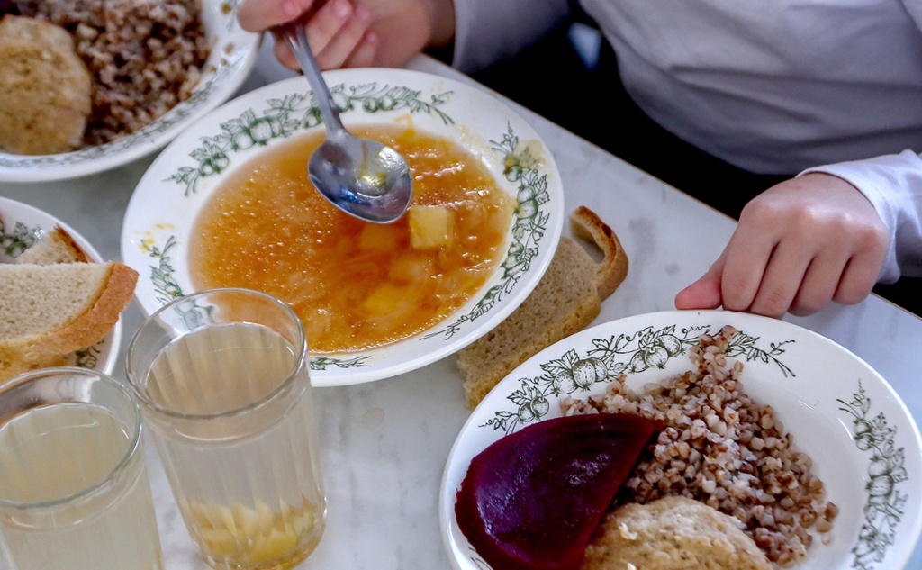 Проверили, чем кормят тверских школьников. В трех из семи проб – нарушения