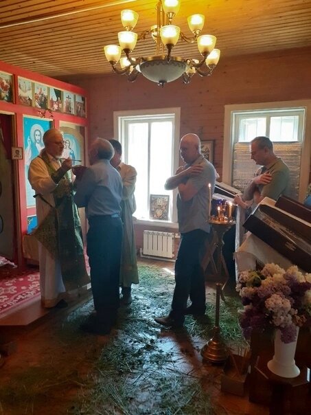 Это внутри нашего храма, люди причащались.