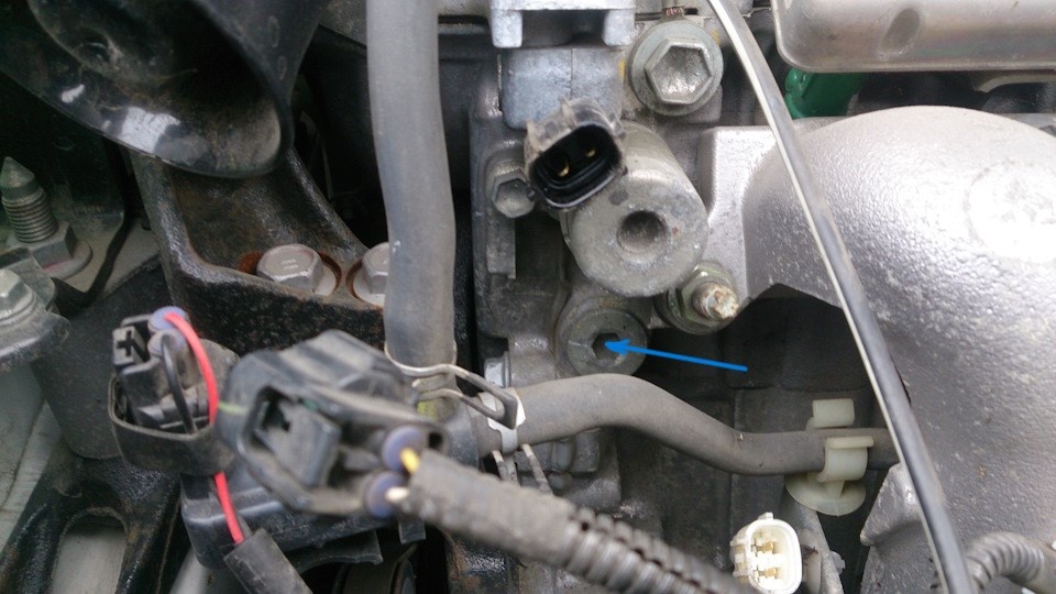 Стрелкой указана пробка фильтра клапана.