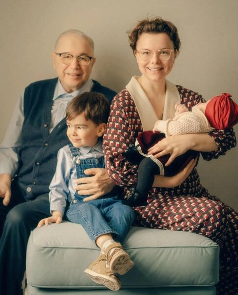 Татьяна воспитывает от Петросяна сына и дочь