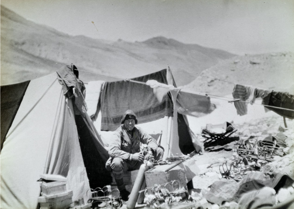 Сэнди Ирвин с кислородными баллонами, с которыми он помогал справляться во время экспедиции 1924 года.