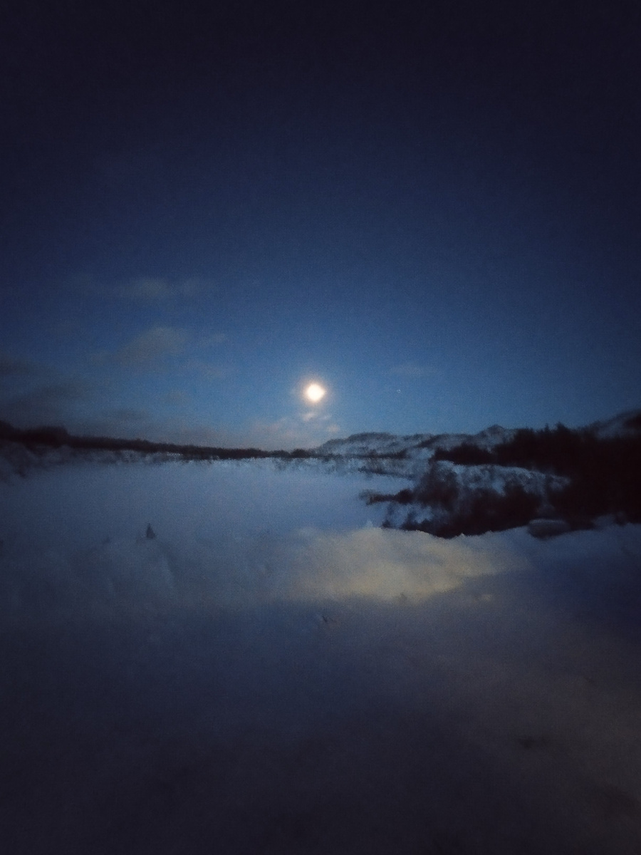 Месяц встаёт