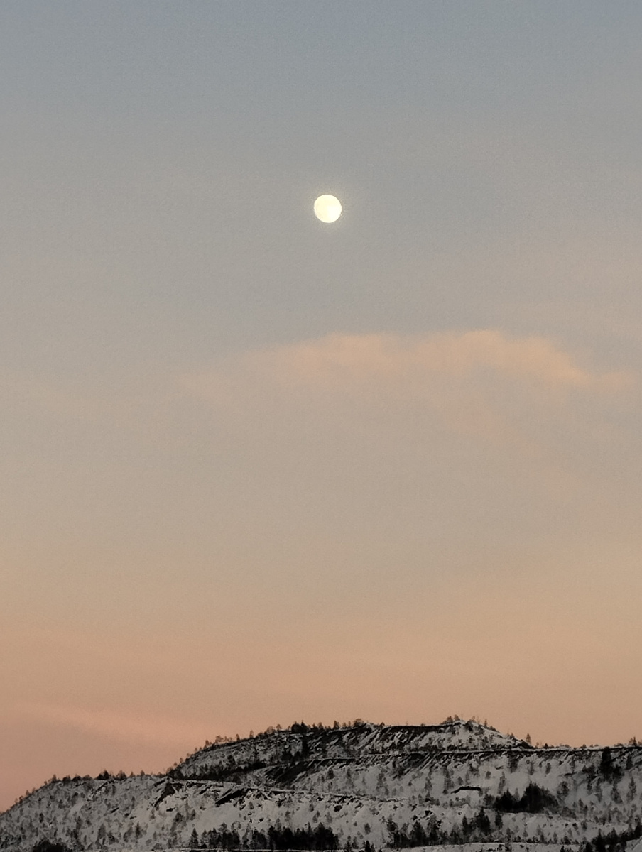 Месяц на закате солнца