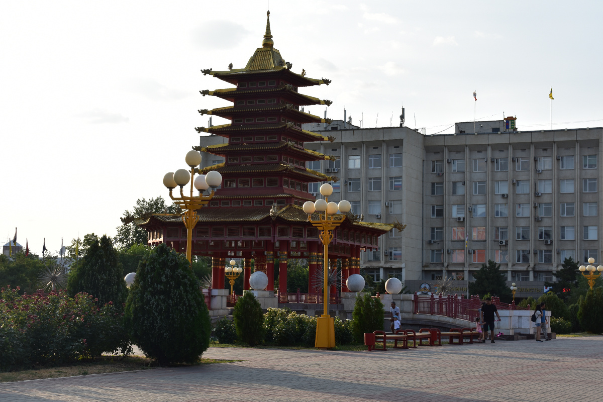 На центральной площади города установили Пагоду Семи дней