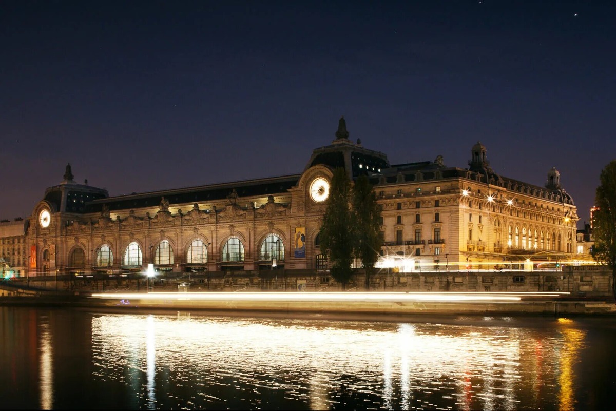Музей Орсе в Париже в мистическом вечернем освещении