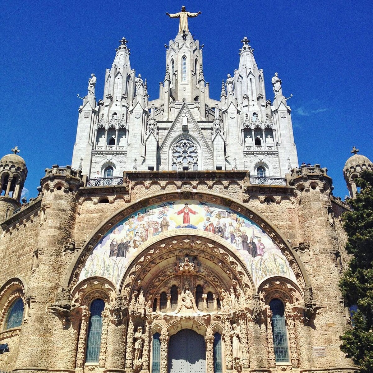 Храм Святого Сердца Иисуса на горе Тибидабо в Барселоне