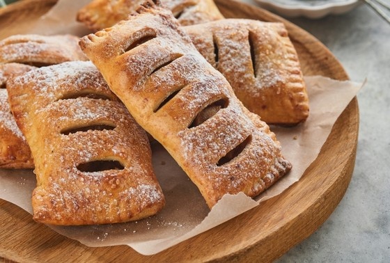    булочки с персиками из слоеного теста