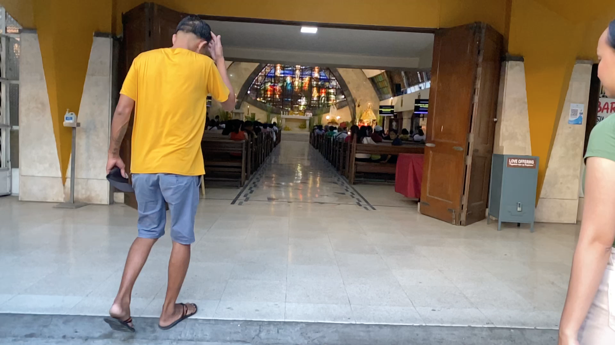 Фото входа в церковь Макати, San Ildefonso Parish Church.