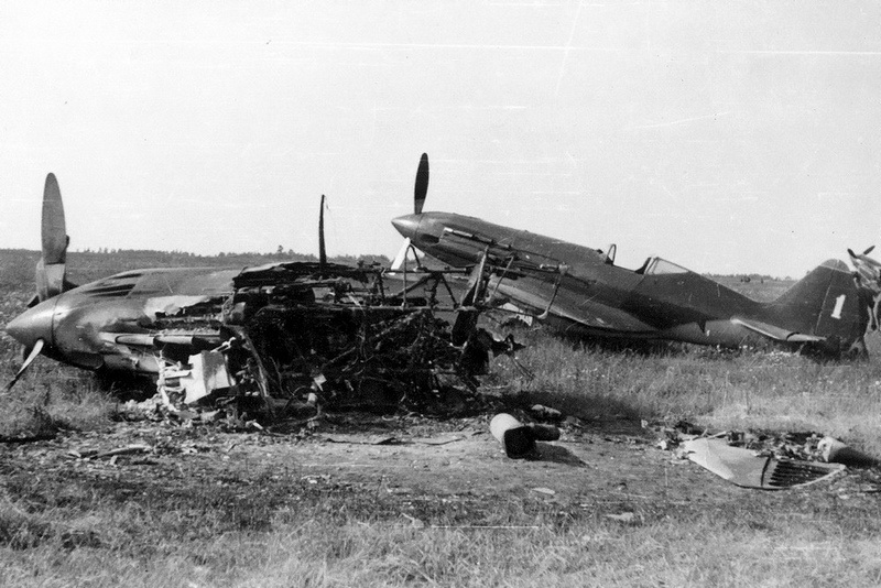 Поврежденные и уничтоженные МиГ-3 из состава 4-й эскадрильи 124-го ИАП, аэродром Высоко-Мазовецк, июнь 1941 года