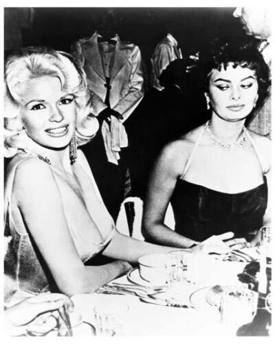 Софи Лорен и Джейн Мэнсфилд - известное фото с просторов интернета, взгляд Софи трактуется как завистливый