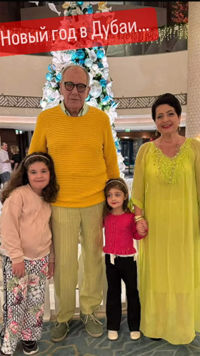 Эммануил Виторган и Ирина Млодик с дочками. Фото: соцсети Ирины Млодик