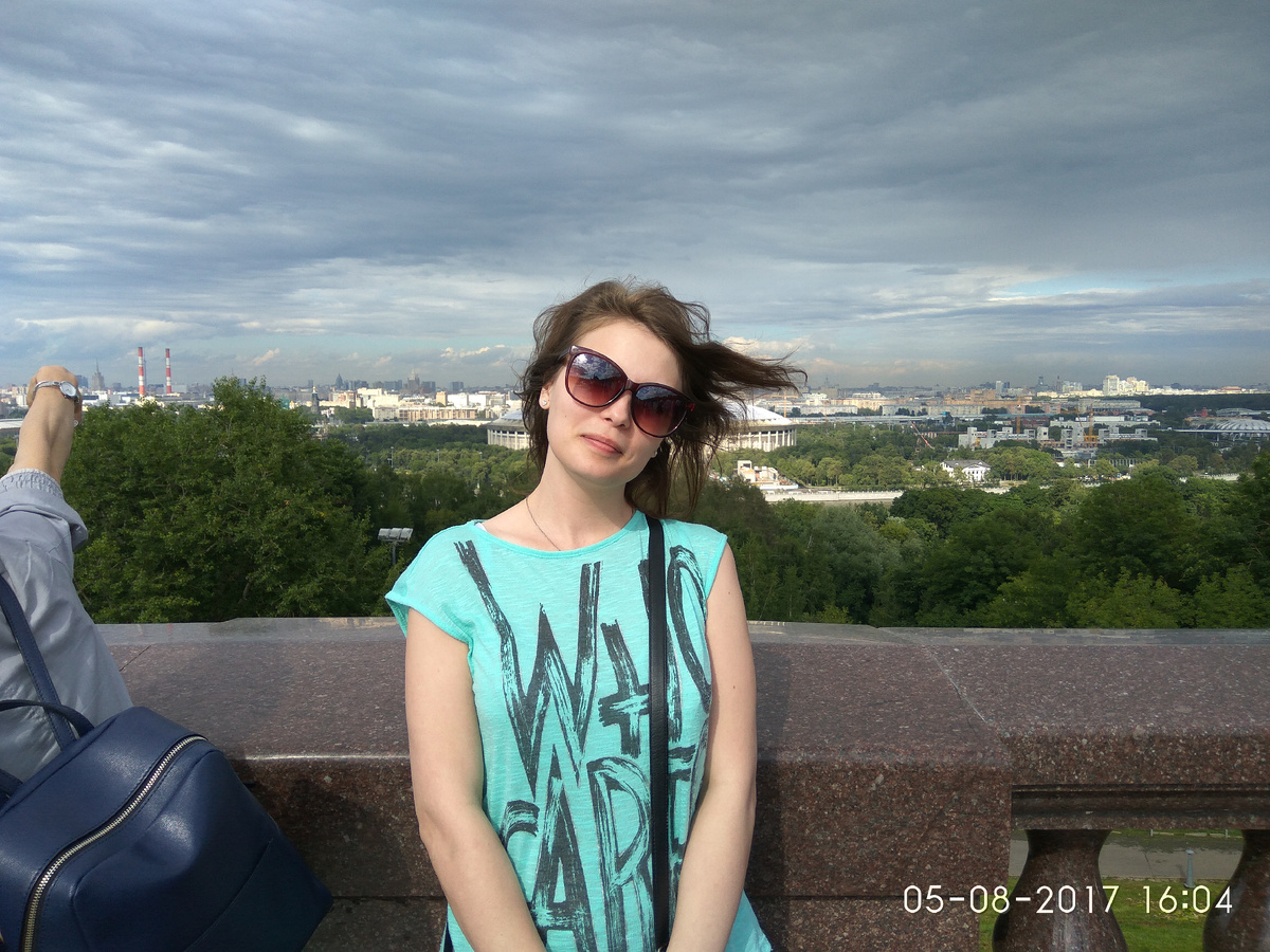 Вот такая я была в далёком 2017 году. Москва.