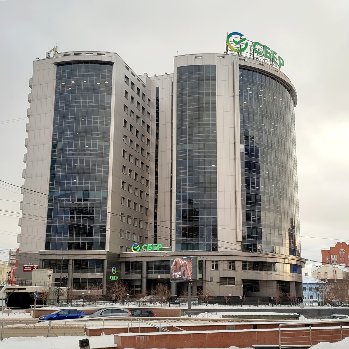 Тьфу ты! Это не театр 😂 И переход не Сберовский же, а Театральный 😸 Но Сбер себя не обидел, не обделил... Уж построил - так построил 🤷