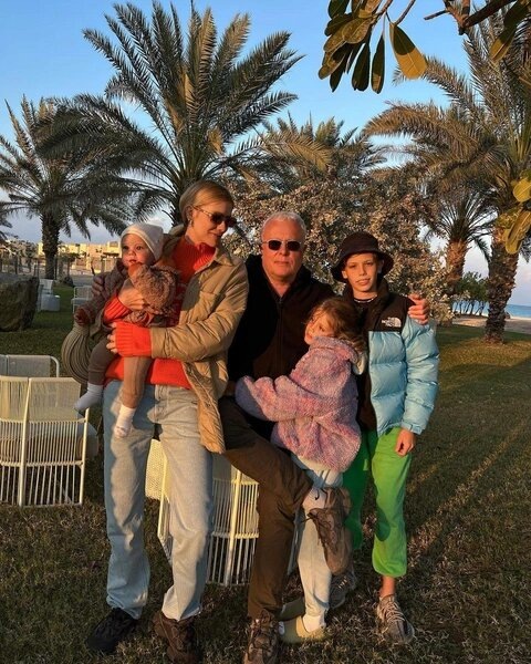 Елена и Александр с детьми. Социальные сети.