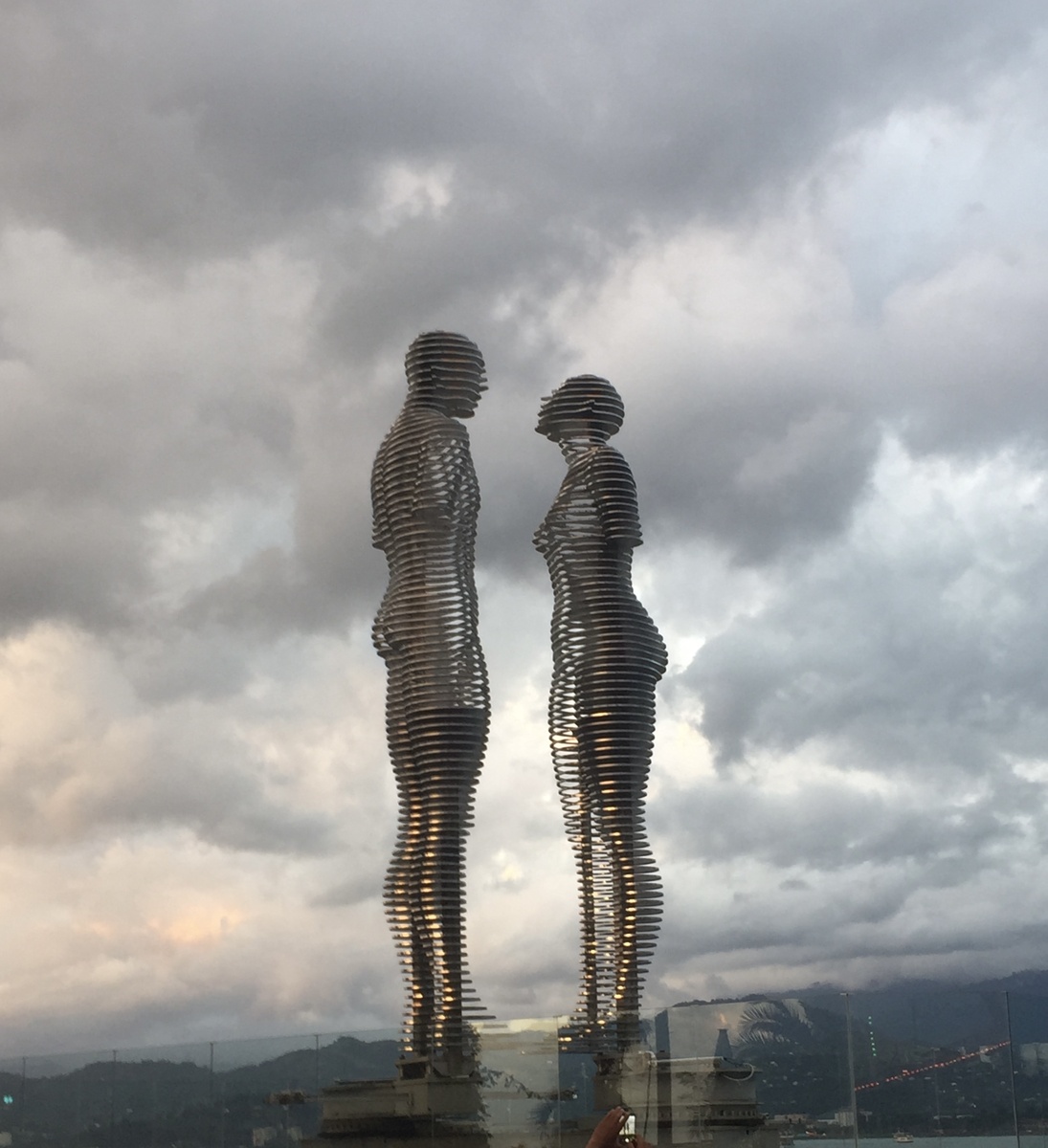 Визитная карточка Батуми скульптура «Али и Нино».