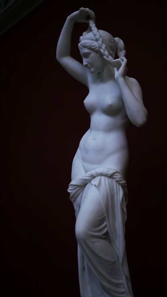 "Девушка, укладывающая волосы" (Girl Setting her Hair), 1842 г. Новая глиптотека Карлсберга,                      Копенгаген. Скульптор Герман Вильгельм Биссен (Herman Wilhelm Bissen, 1798-1868)