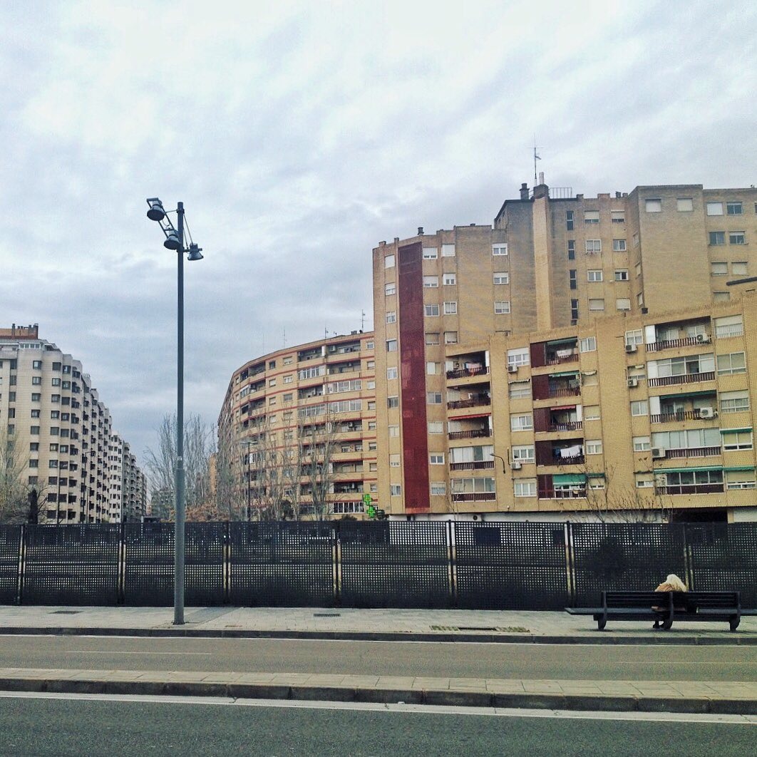 Непарадные дома спального района Сарагосы (3 фото)