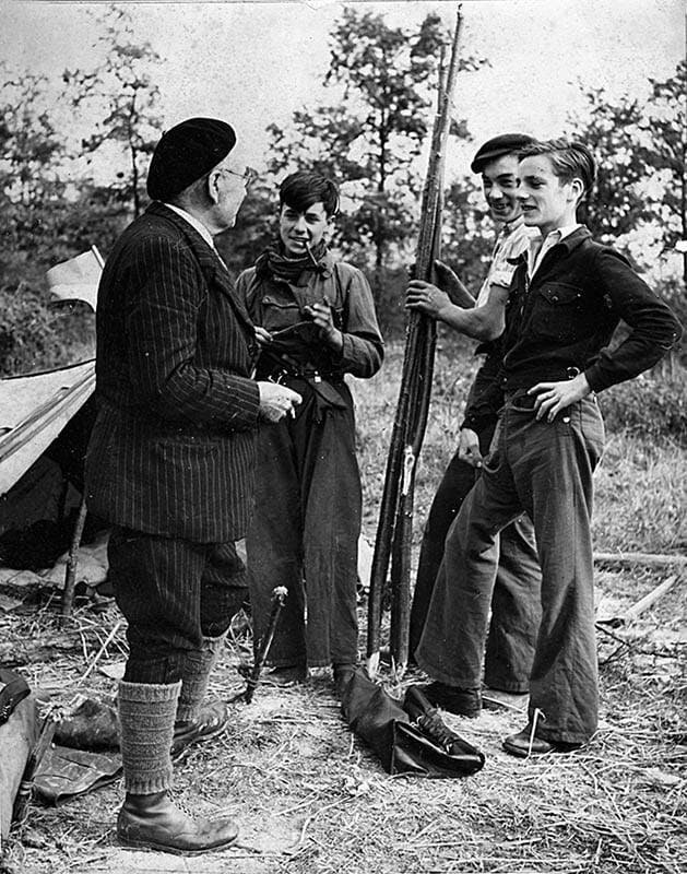 Жорж, Жак и Марсель и их учитель Леон Лаваль (источник фото: Интернет)