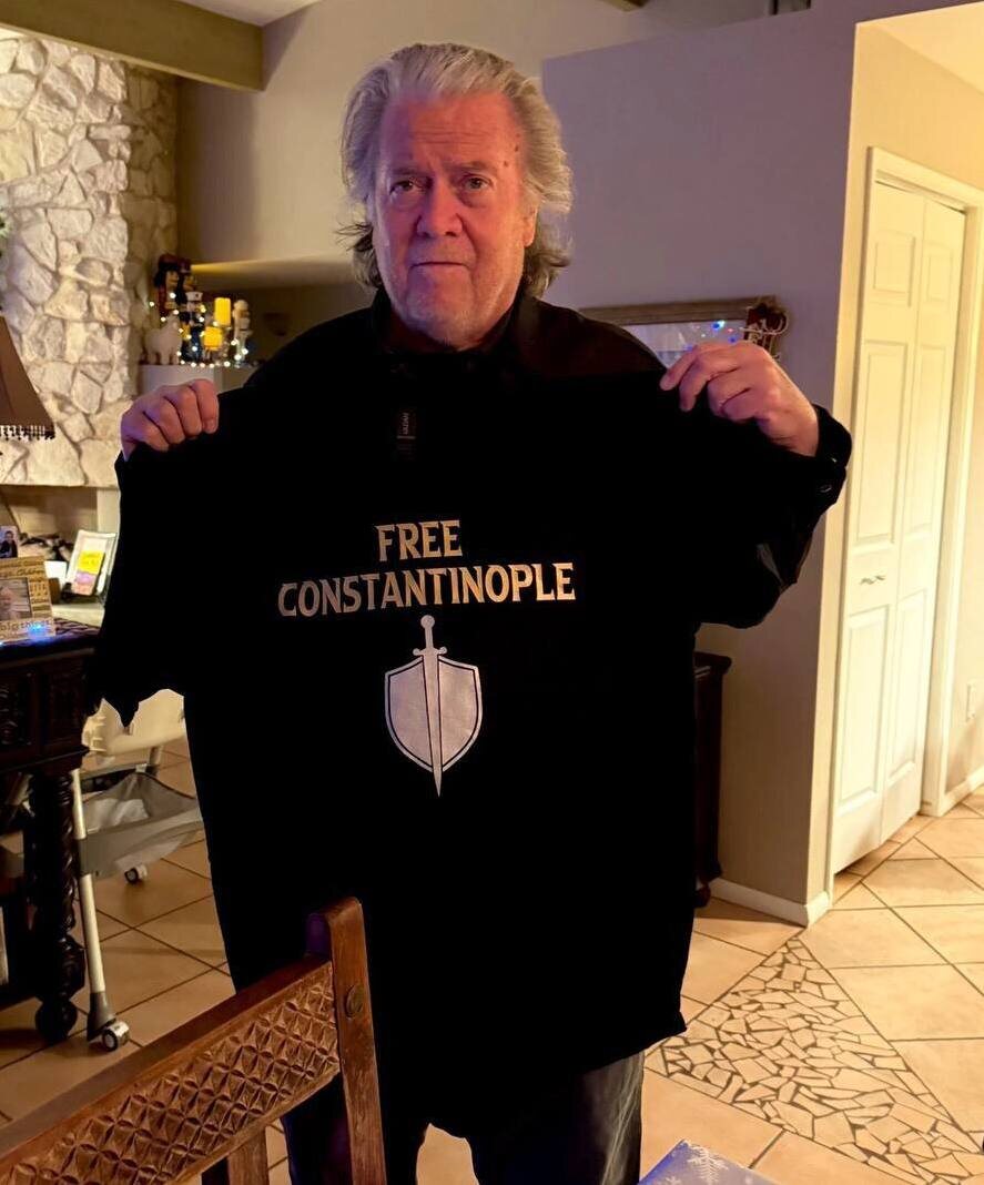 Стив Бэннон, держащий в руках футболку с надписью «Свободу Константинополю».