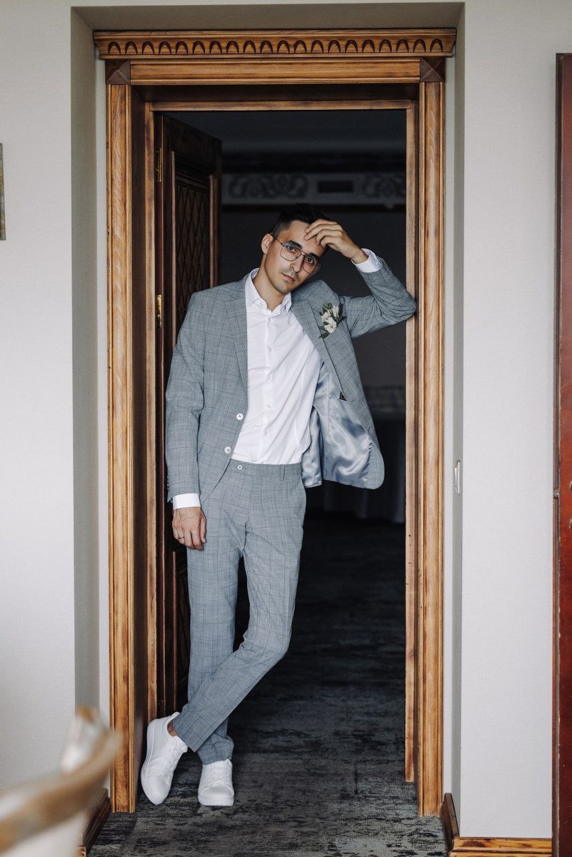 Пример серового костюма. Фото утра жениха, автор статьи  Евгений Топаз (официальный сайт fototopaz.ru)