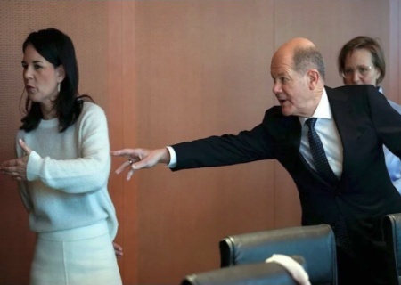    Бербок обиделась и убежала от Шольца из-за Украины