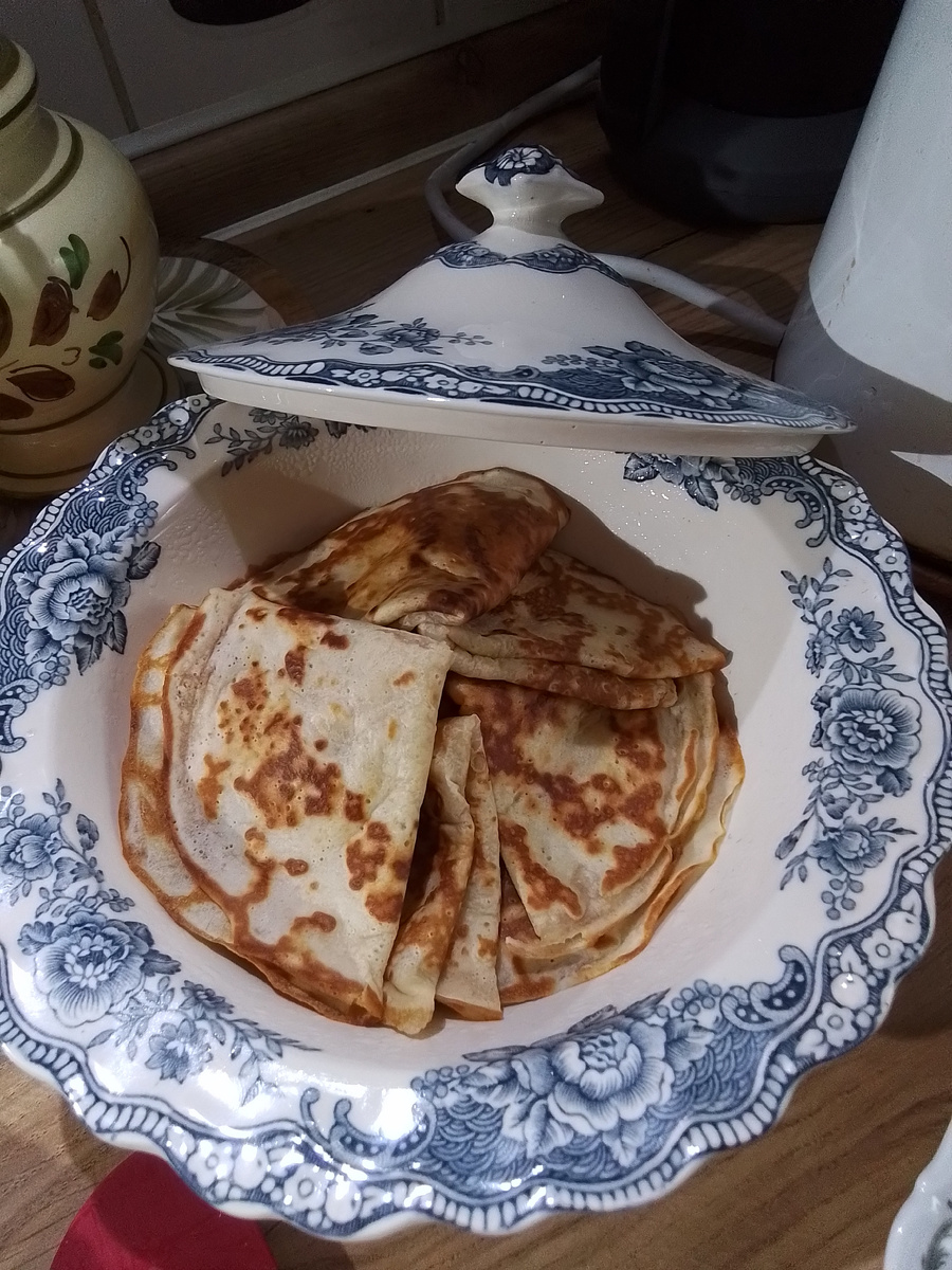 Новая (старая, винтажная) чаша с крышкой. Брала её специально под блины или оладушки.