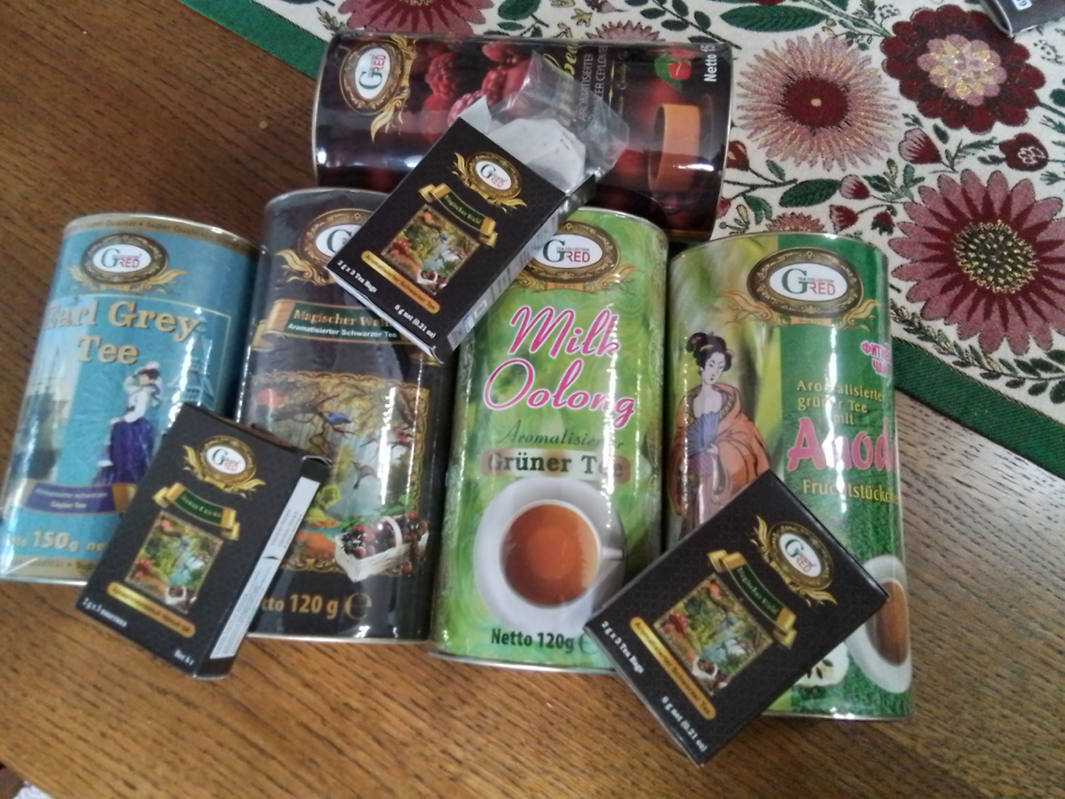 Чаи рассыпухой, только вот эти, в маленьких коробочках - пакетированные, их положили в подарок