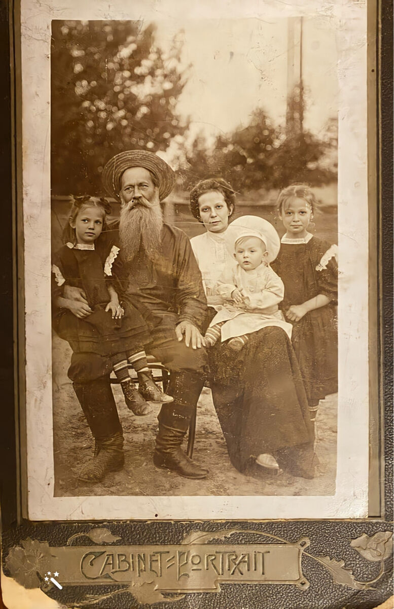 Та самая фотография - Николай Викторович, на руках у него средняя дочь Ирина. Рядом Надежда Николаевна с младшим сыном Александром (прадедушкой моего кузена Саши). Справа стоит моя прабабушка Анна. Примерно 1910 год, г. Ростов-на-Дону
