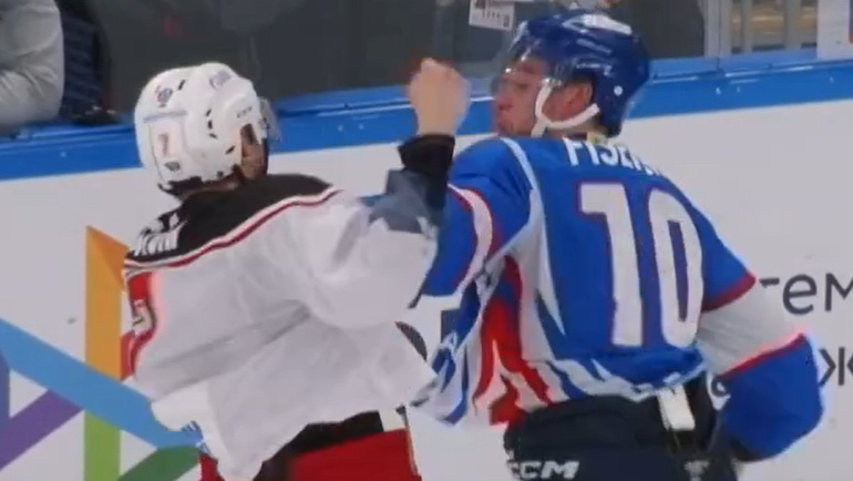    «Лада» — «Витязь». Драка Ярослава Бусыгина и Михаила Фисенко 18 января.Скриншот видео