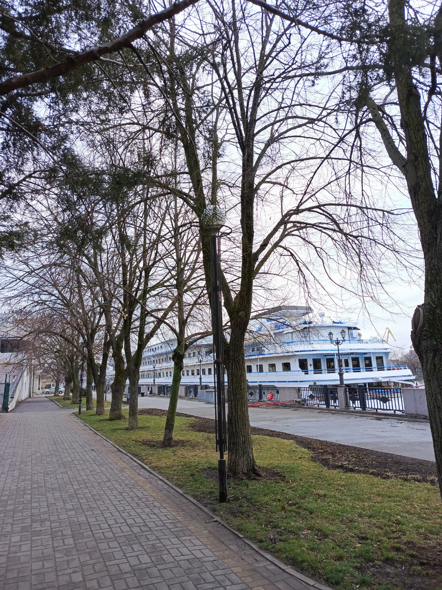 Дорожки для бега на набережной - ближняя к реке и дальняя