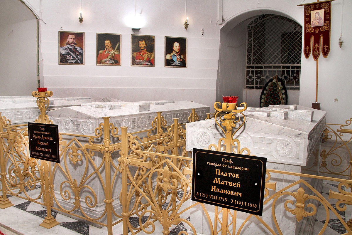 Усыпальница Донских героев М. И. Платова, В. В. Орлова-Денисова, И. Е. Ефремова, Я. П. Бакланова. Нижний храм Вознесенского войскового всеказачьего Собора, город Новочеркасск. Фото:http://www.novochmuseum.ru