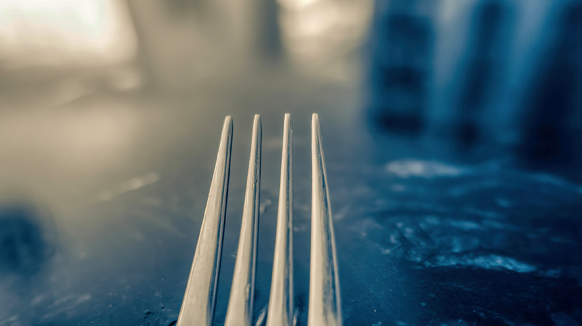 Вы когда-нибудь задумывались, как люди ели до изобретения вилки? Казалось бы, этот столовый прибор настолько привычен, что мы даже не замечаем его важности. Но история вилки — это настоящий детектив с интригами, запретами и даже религиозными спорами. Давайте разберёмся, как вилка прошла путь от экзотической диковинки до обязательного атрибута каждого стола.