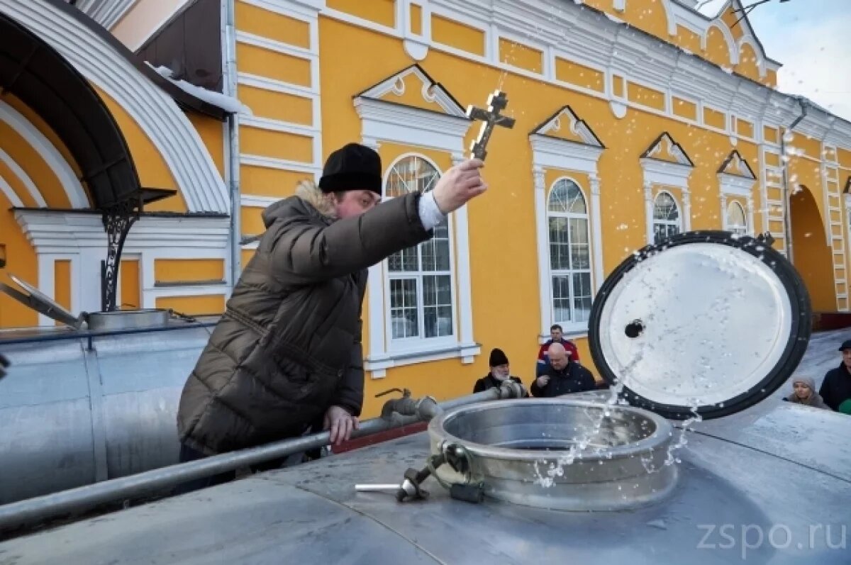    В Покровском архиерейском соборе Пензы освятили крещенскую воду