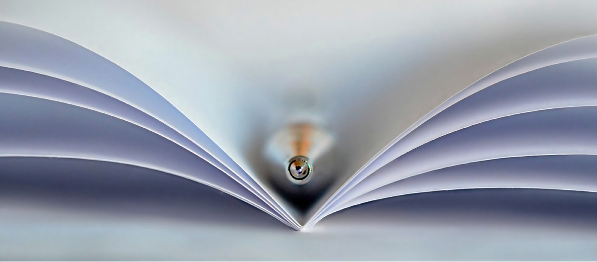 Представьте, что вы пишете письмо перьевой ручкой. Чернила размазываются, бумага рвётся, а на пальцах остаются пятна. Именно так люди писали веками, пока не появилась шариковая ручка — изобретение, которое изменило мир. Но кто её придумал? И почему она стала такой популярной? Давайте разберёмся!