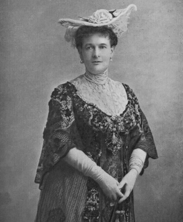 Фото из открытых ичточников. Я вижу жесткое лицо, массивный подбородок, узкие губы.