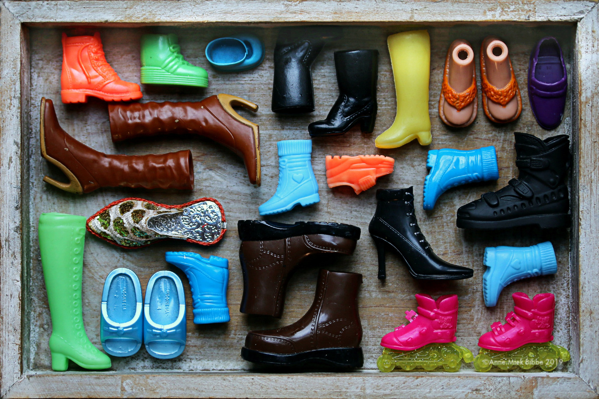 Каблуки сегодня ассоциируются с элегантностью, стилем и женственностью. Но знаете ли вы, что изначально каблуки были придуманы для совсем других целей? Их история началась не на модных подиумах, а на полях сражений и в мужских гардеробах. Давайте разберёмся, как каблуки прошли путь от военного атрибута до символа моды.