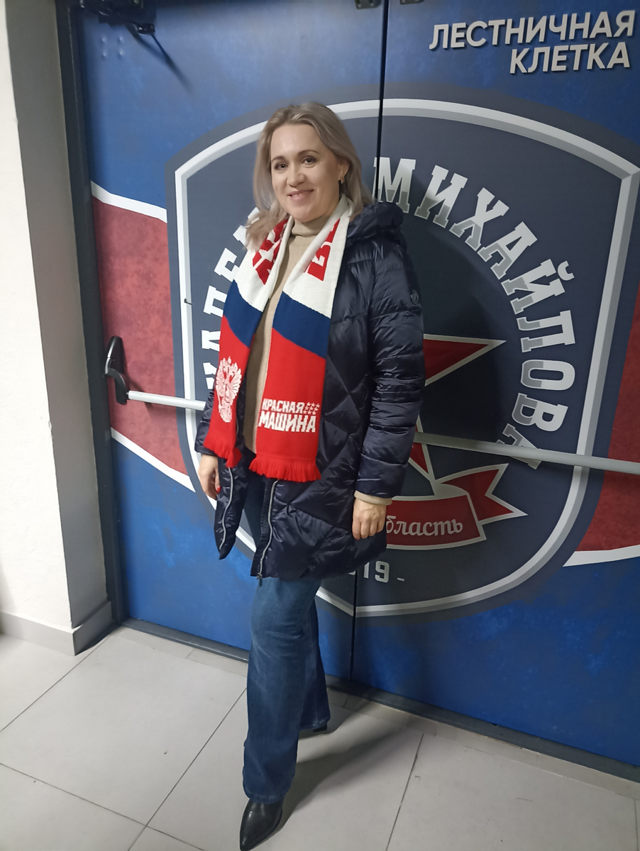 Шарфик не мой. Попросила специально для фото у своего соседа по дому, которого мы неожиданно встретили на матче