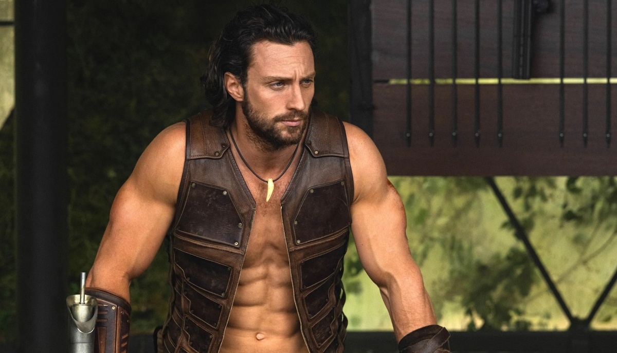 Кадр фильма Крейвен-охотник 2024 года, режиссера Джей Си Чендор, в главной роли Айрон Тейлор-Джонсон. Источник: google\картинки.