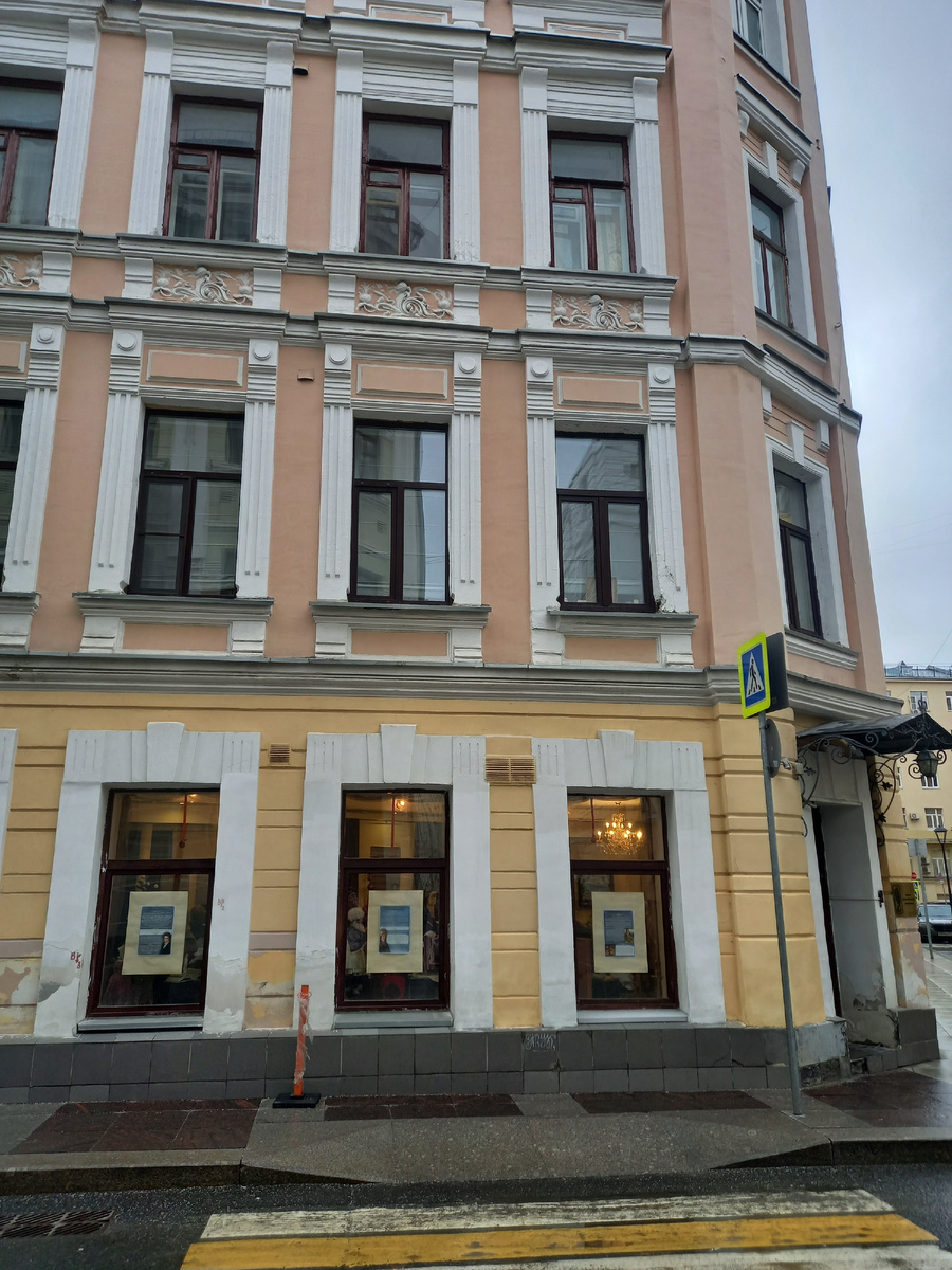 Окна выставочного зала и вход в него