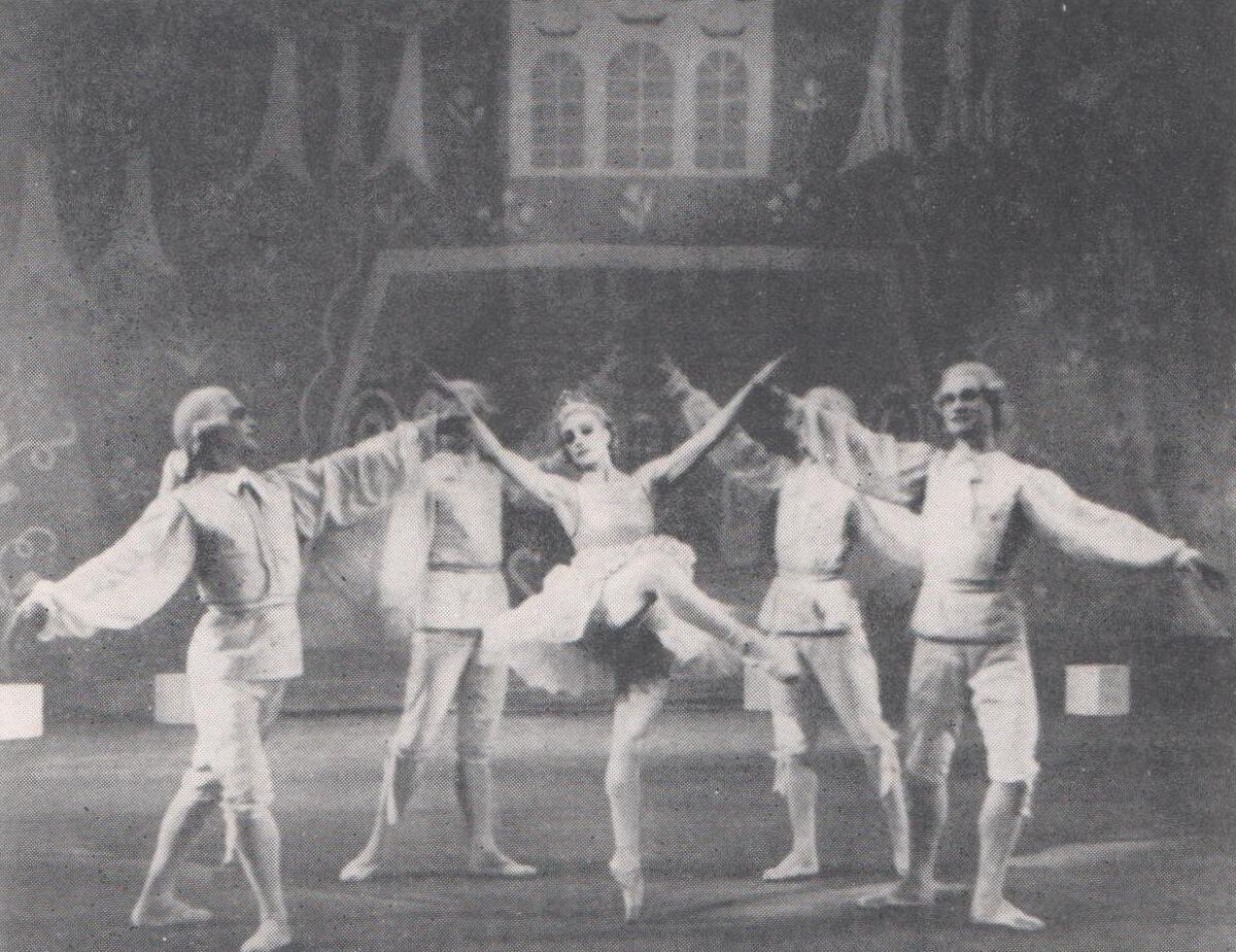 Н. Дудинская в партии Маши. Адажио с 4 кавалерами. 